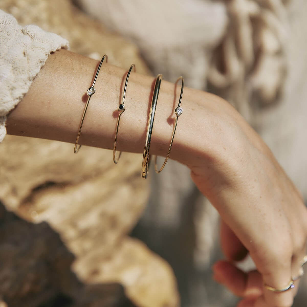 צמידים קשיחים