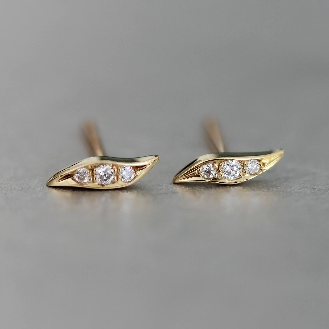 עגילי ליב משובצים יהלומים זהב 14K Earrings 