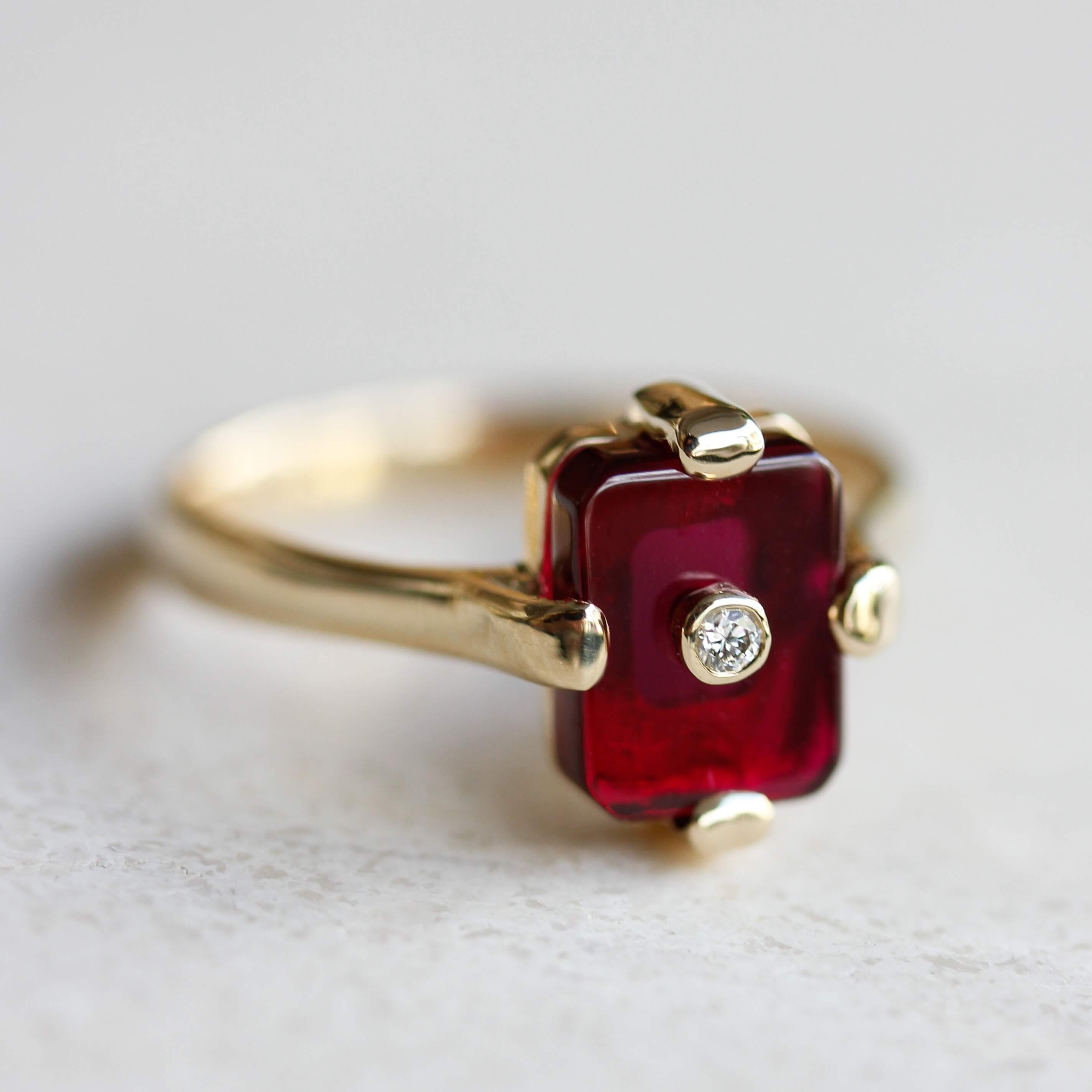 טבעות עם אבן אדומה