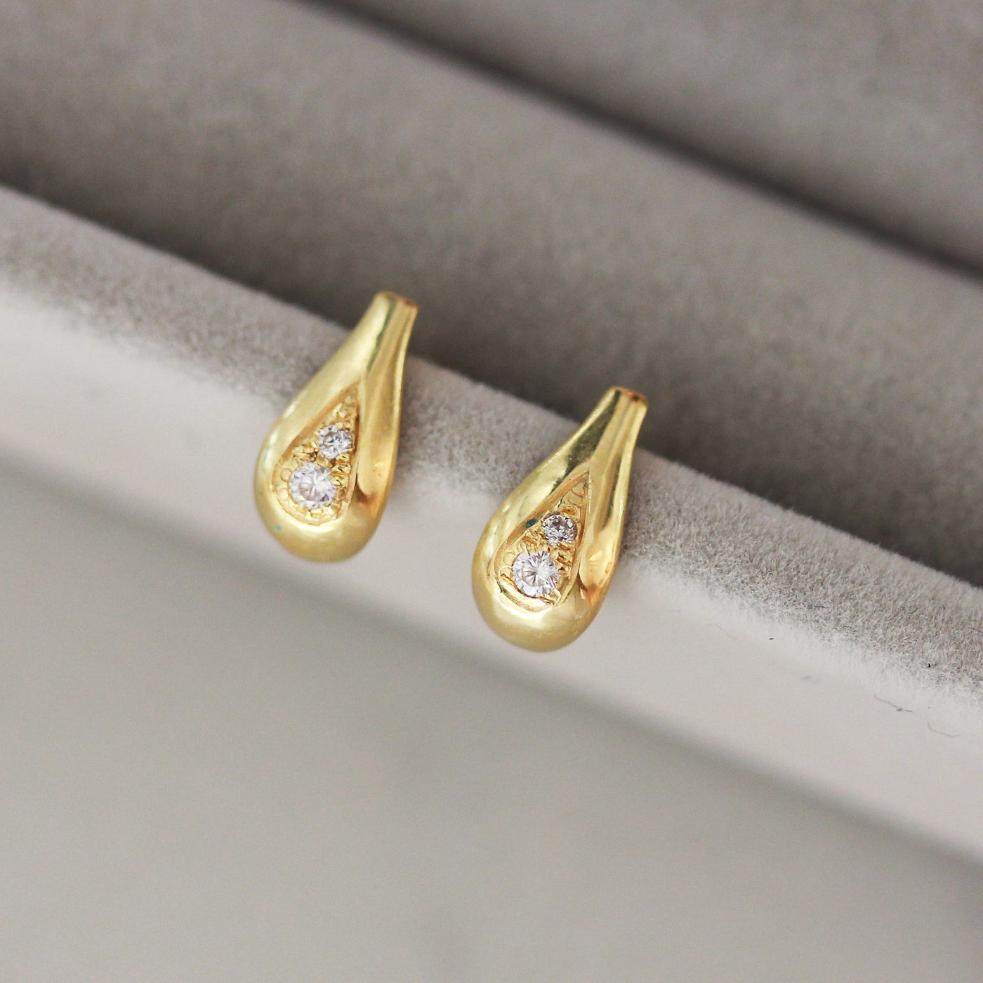 עגילי טיפה קטנים משובצים יהלומים זהב 14K Earrings 14K לבן