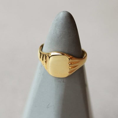 טבעת חותם מלבנית א-סימטרית זהב 14K Rings 14K צהוב