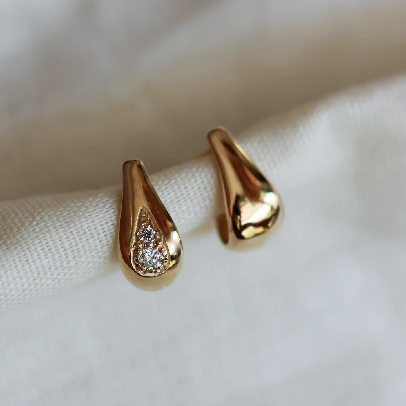 עגילי טיפה קטנים משובצים יהלומים זהב 14K Earrings 