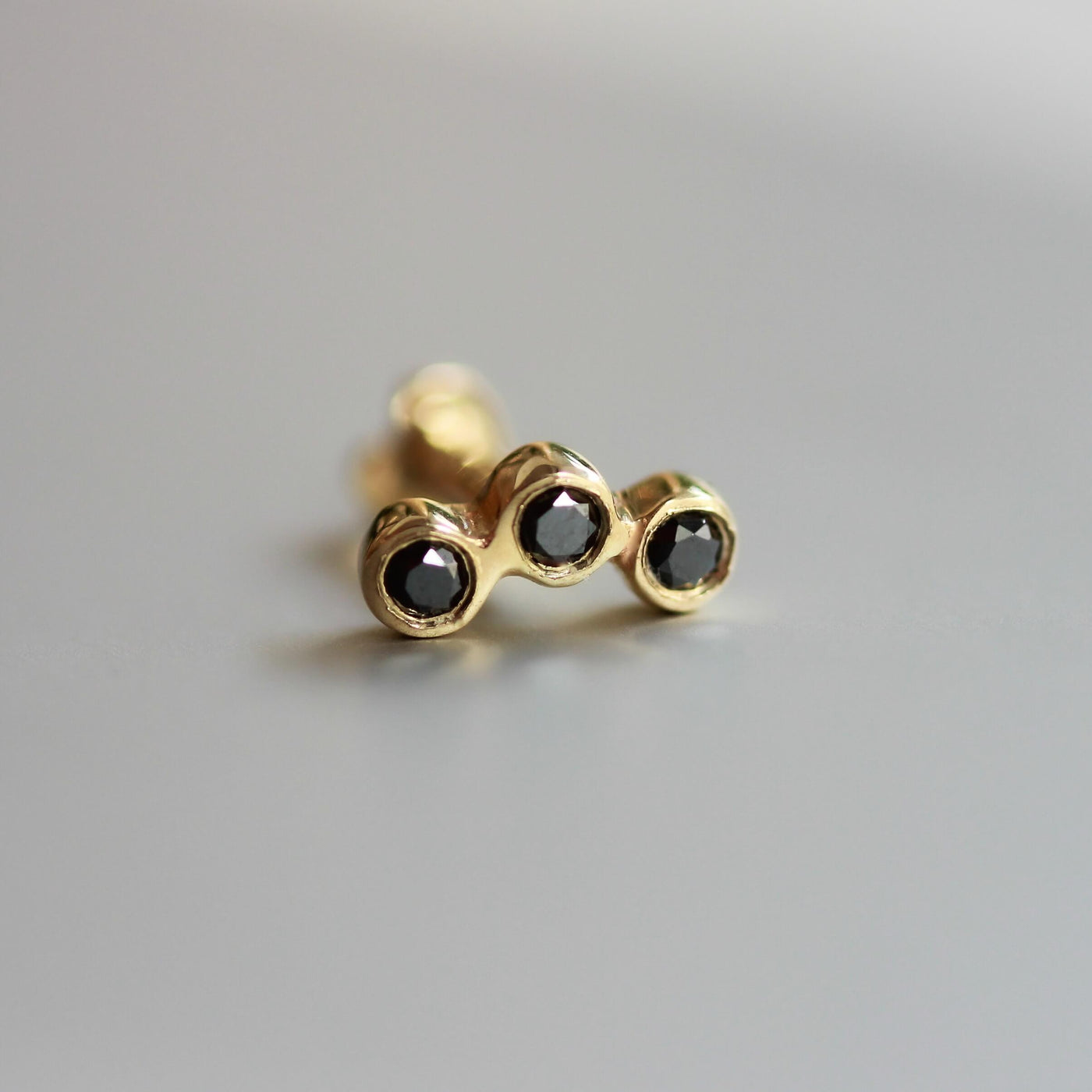 עגיל פירסינג אנה יהלומים שחורים זהב 14K Earrings 