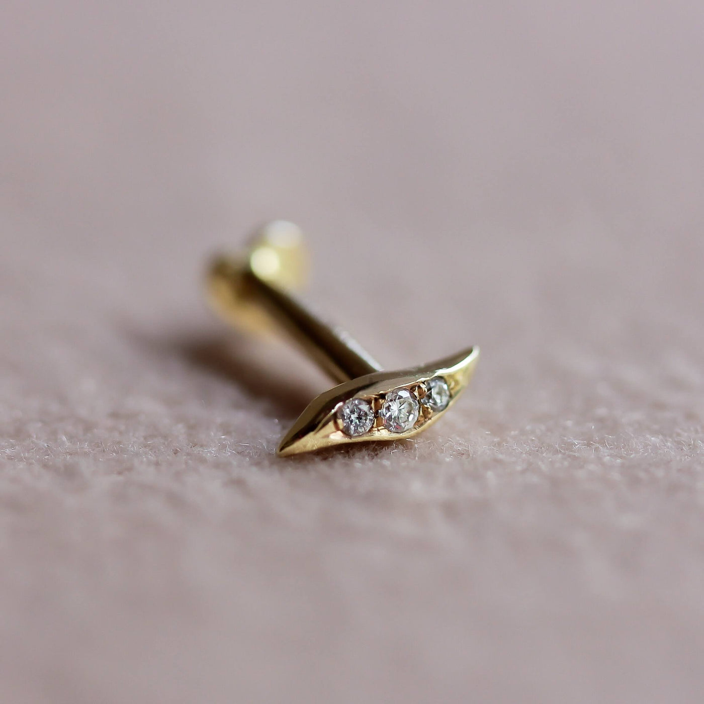 עגיל פירסינג ליב משובץ יהלומים לבנים זהב 14K Earrings 