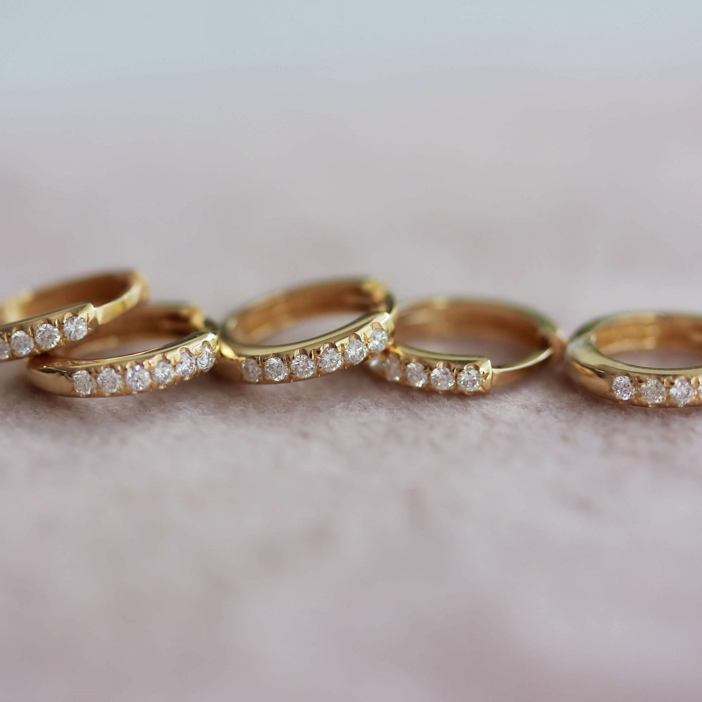 עגילי חישוק קלי משובצים יהלומים זהב 14K Earrings 14K צהוב